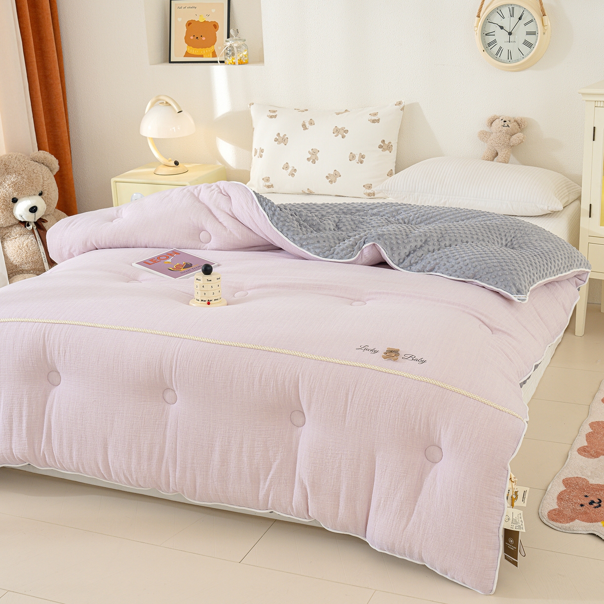 91家纺网 家纺一手货源 找家纺 芯恋家居 2025新款小香风A类母婴级全棉双层纱宝宝绒豆豆被保暖四季被 小香织带熊-浅紫灰