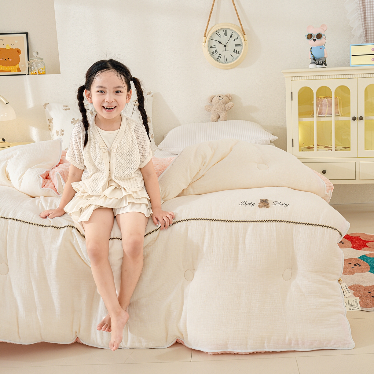 91家纺网 家纺一手货源 找家纺 芯恋家居 2025新款小香风A类母婴级全棉双层纱宝宝绒豆豆被保暖四季被 小香织带熊-奶白粉