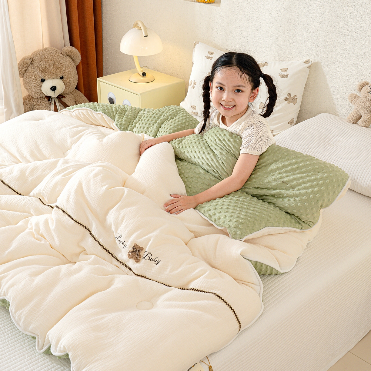 91家纺网 家纺一手货源 找家纺 芯恋家居 2025新款小香风A类母婴级全棉双层纱宝宝绒豆豆被保暖四季被 小香织带熊-奶白绿