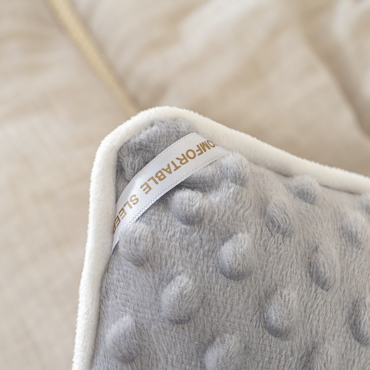 91家纺网 家纺一手货源 找家纺 芯恋家居 2025新款小香风A类母婴级全棉双层纱宝宝绒豆豆被保暖四季被 小香织带熊-雾霾灰