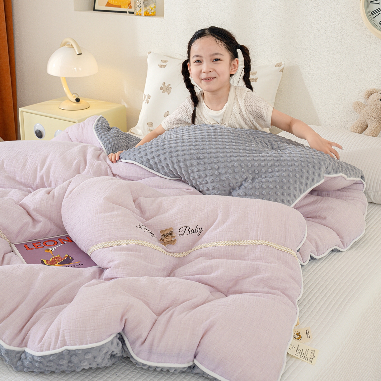 91家纺网 家纺一手货源 找家纺 芯恋家居 2025新款小香风A类母婴级全棉双层纱宝宝绒豆豆被保暖四季被 小香织带熊-浅紫灰