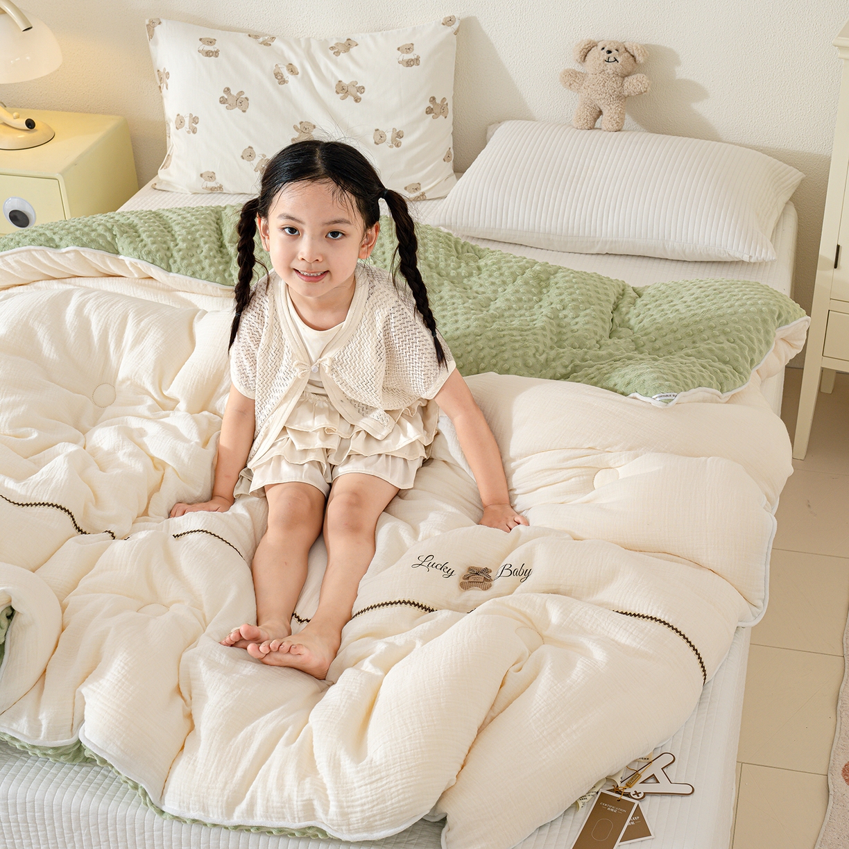 91家纺网 家纺一手货源 找家纺 芯恋家居 2025新款小香风A类母婴级全棉双层纱宝宝绒豆豆被保暖四季被 小香织带熊-奶白绿