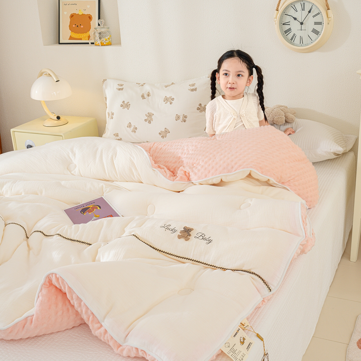 91家纺网 家纺一手货源 找家纺 芯恋家居 2025新款小香风A类母婴级全棉双层纱宝宝绒豆豆被保暖四季被 小香织带熊-奶白粉