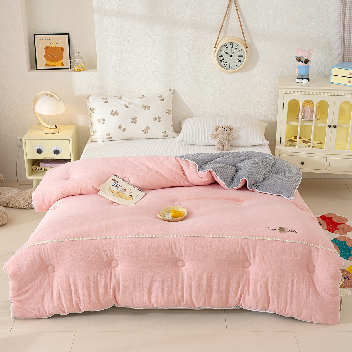 91家纺网 家纺一手货源 找家纺 芯恋家居 2025新款小香风A类母婴级全棉双层纱宝宝绒豆豆被保暖四季被 小香织带熊-粉灰