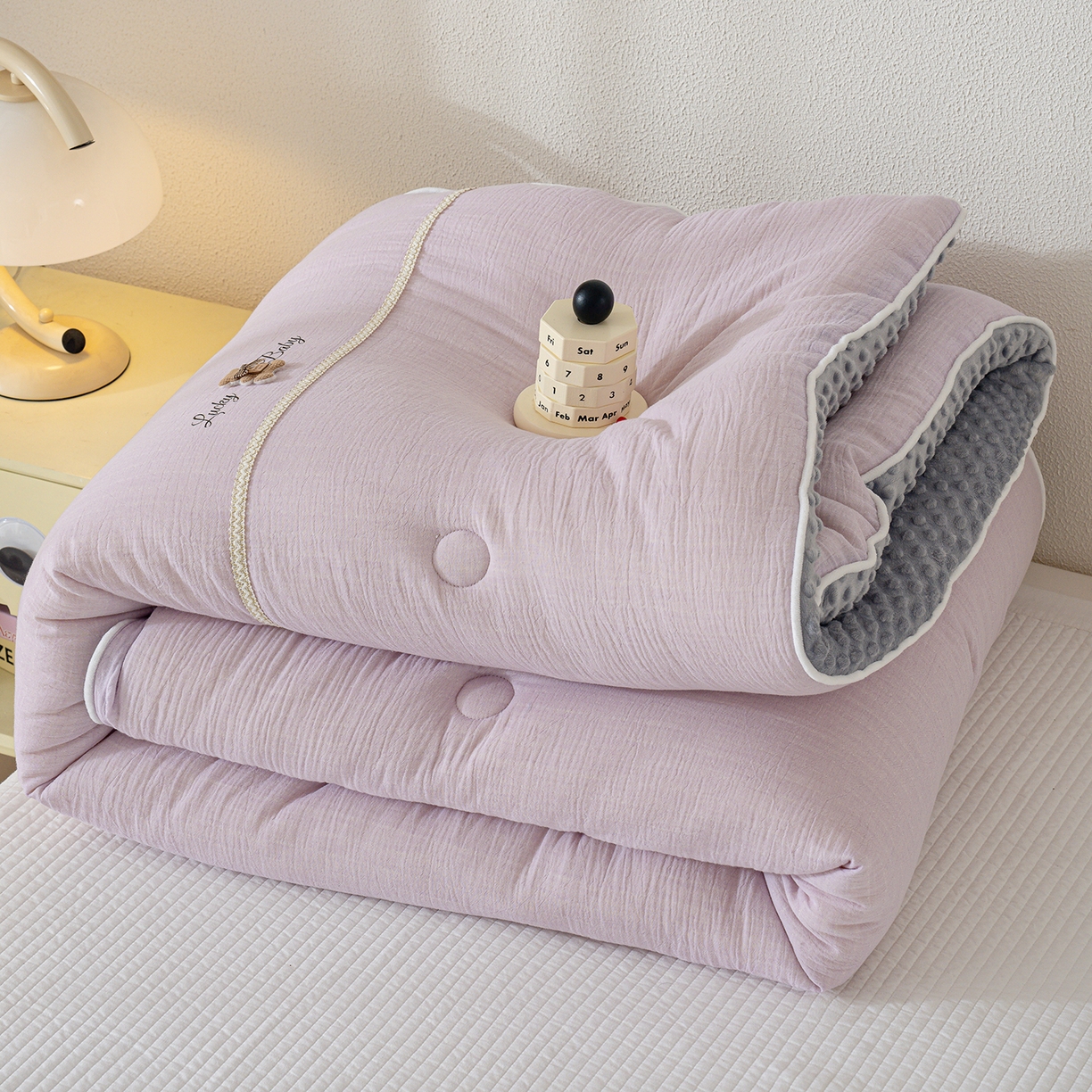 91家纺网 家纺一手货源 找家纺 芯恋家居 2025新款小香风A类母婴级全棉双层纱宝宝绒豆豆被保暖四季被 小香织带熊-浅紫灰