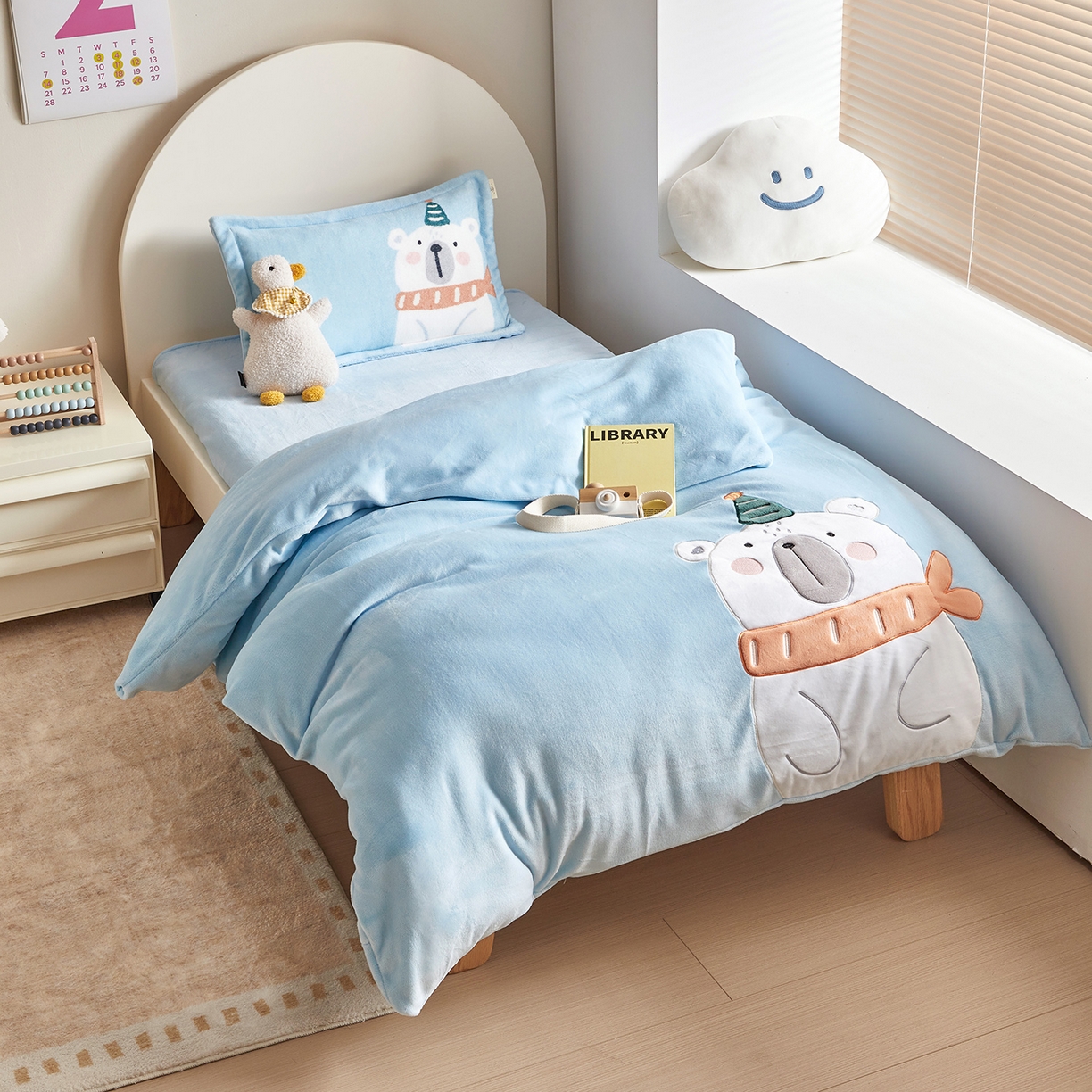 91家纺网 家纺一手货源 找家纺 （总）荷马之梦 2025新款A类牛奶绒贴布绣原创卡通儿童套件幼儿园三件套-围住可爱系列