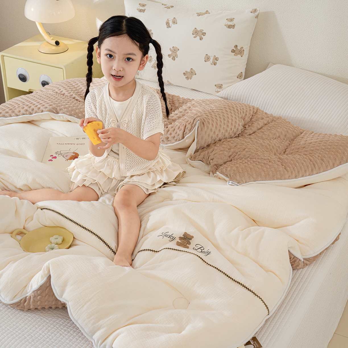 91家纺网 家纺一手货源 找家纺 芯恋家居 2025新款小香风A类母婴级全棉双层纱宝宝绒豆豆被保暖四季被 小香织带熊-奶白咖