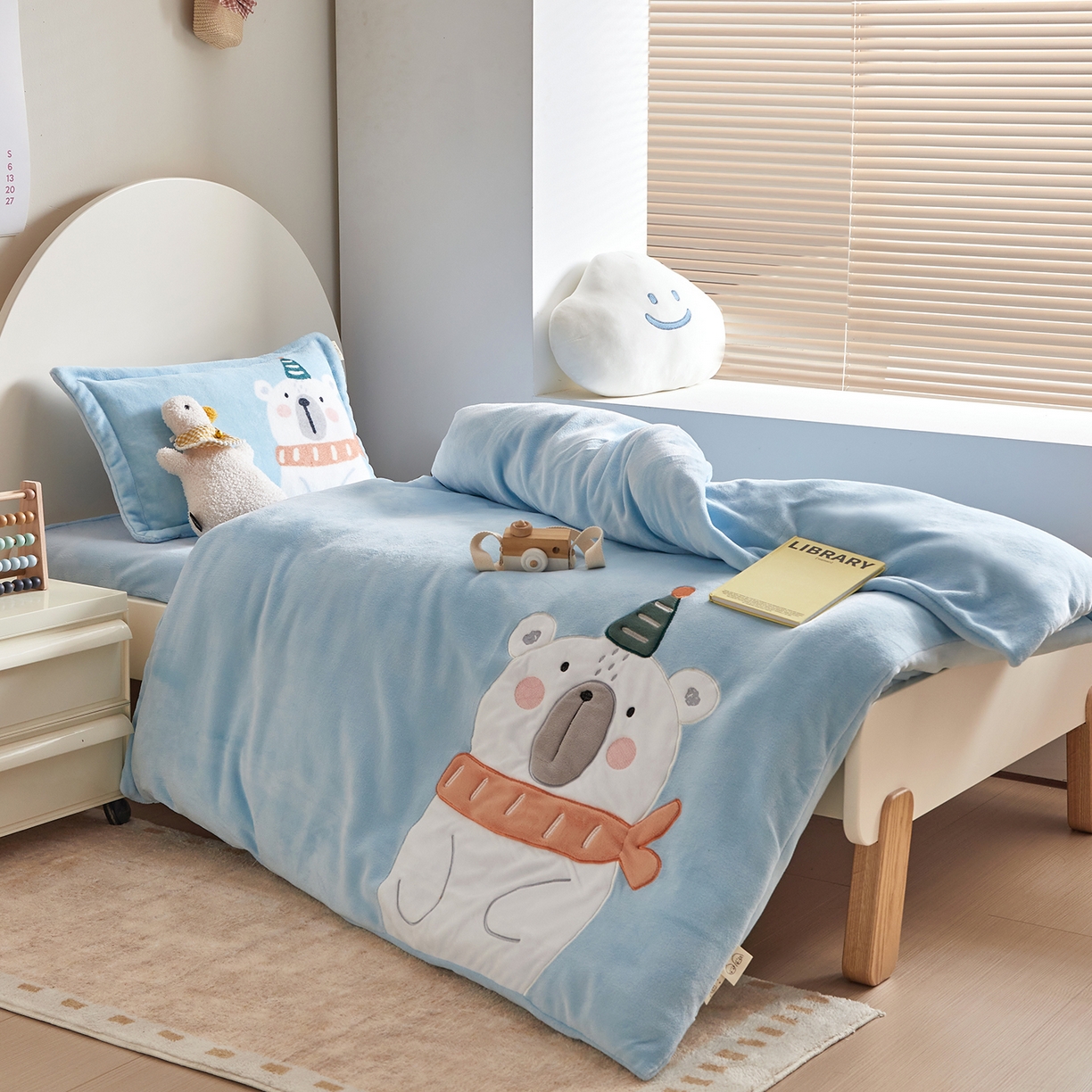 91家纺网 家纺一手货源 找家纺 （总）荷马之梦 2025新款A类牛奶绒贴布绣原创卡通儿童套件幼儿园三件套-围住可爱系列