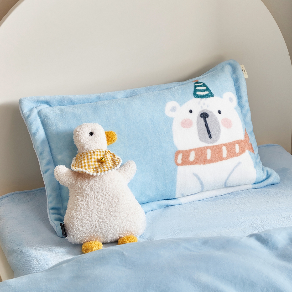 91家纺网 家纺一手货源 找家纺 （总）荷马之梦 2025新款A类牛奶绒贴布绣原创卡通儿童套件幼儿园三件套-围住可爱系列