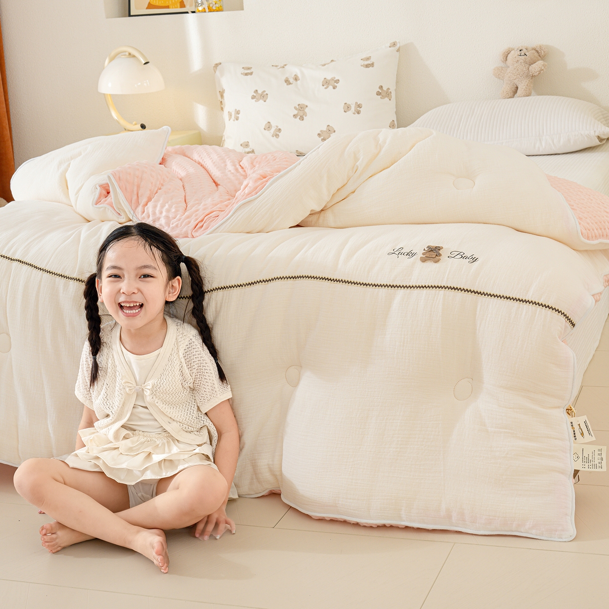 91家纺网 家纺一手货源 找家纺 芯恋家居 2025新款小香风A类母婴级全棉双层纱宝宝绒豆豆被保暖四季被 小香织带熊-奶白粉