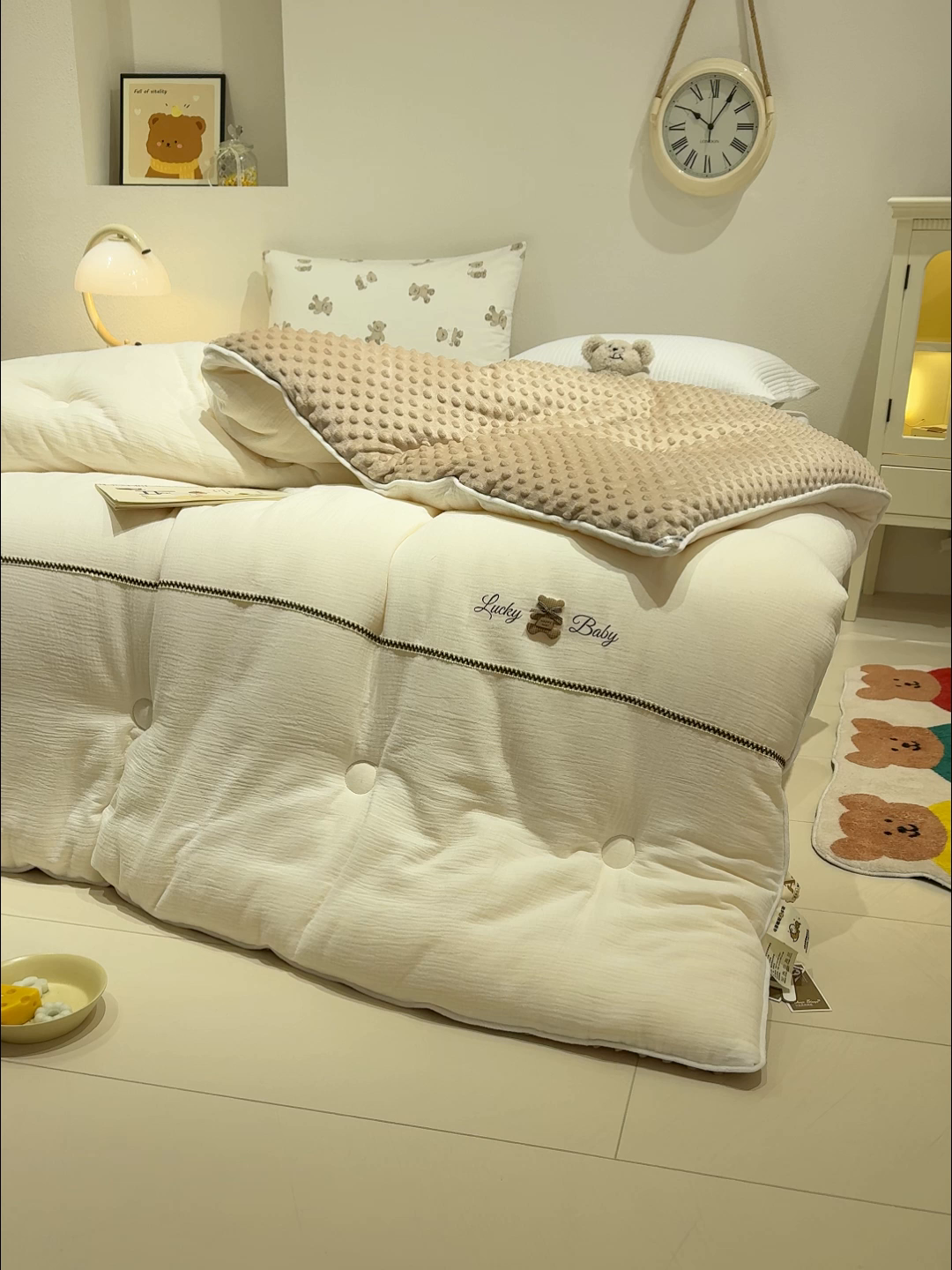 91家纺网 家纺一手货源 找家纺 芯恋家居 2025新款小香风A类母婴级全棉双层纱宝宝绒豆豆被保暖四季被 小香织带熊-奶白咖