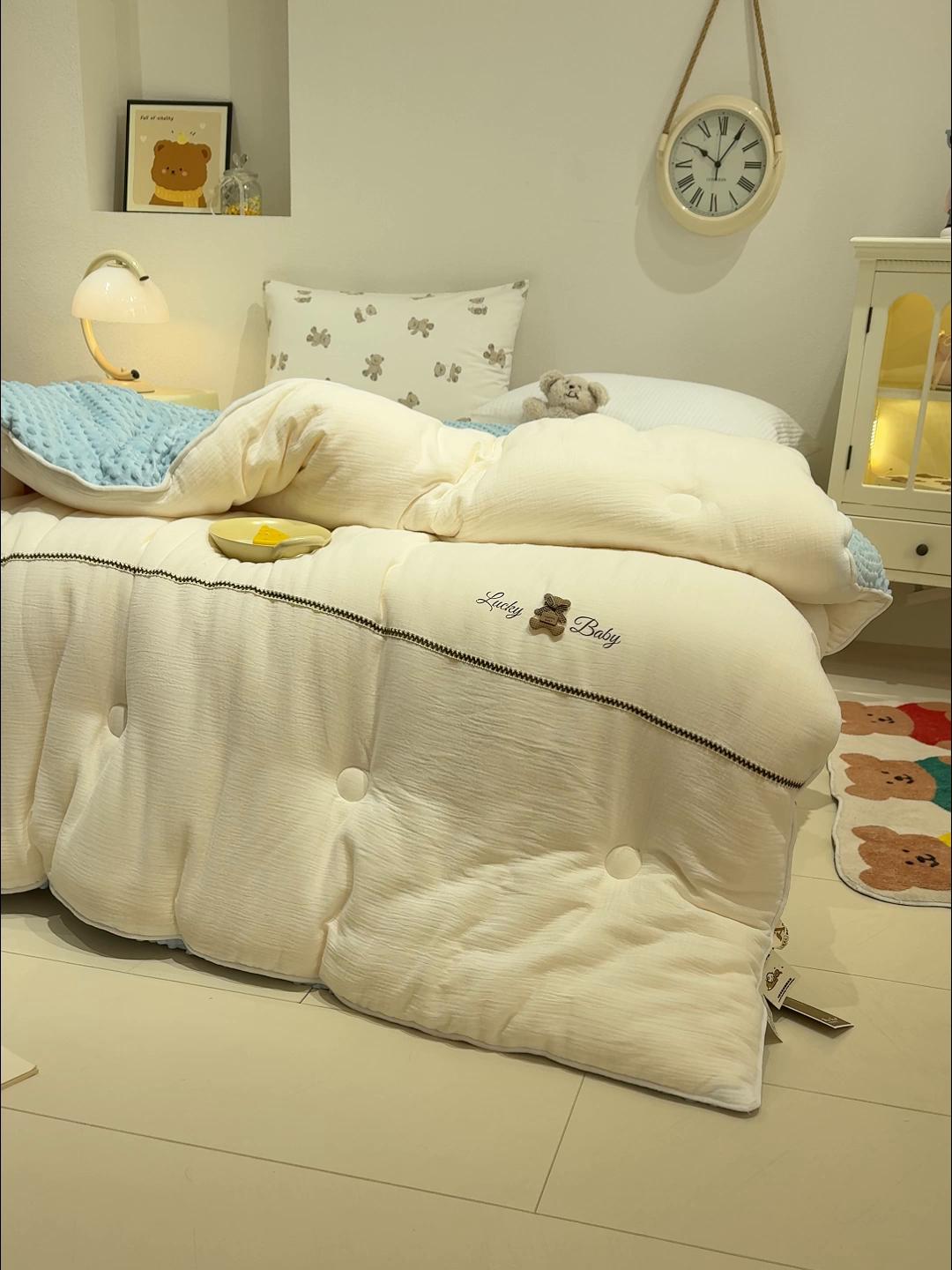 91家纺网 家纺一手货源 找家纺 芯恋家居 2025新款小香风A类母婴级全棉双层纱宝宝绒豆豆被保暖四季被 小香织带熊-奶白蓝