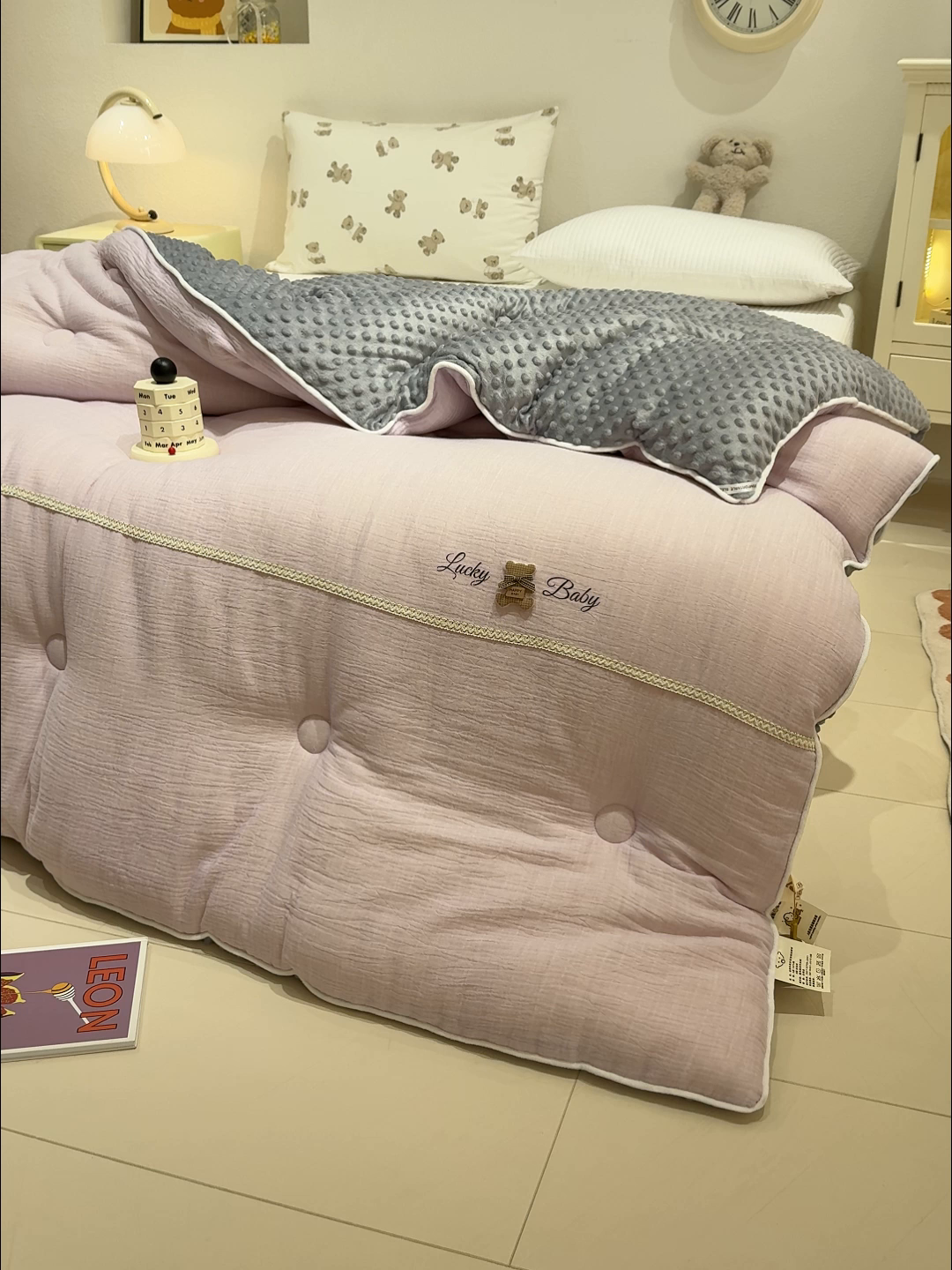 91家纺网 家纺一手货源 找家纺 芯恋家居 2025新款小香风A类母婴级全棉双层纱宝宝绒豆豆被保暖四季被 小香织带熊-浅紫灰