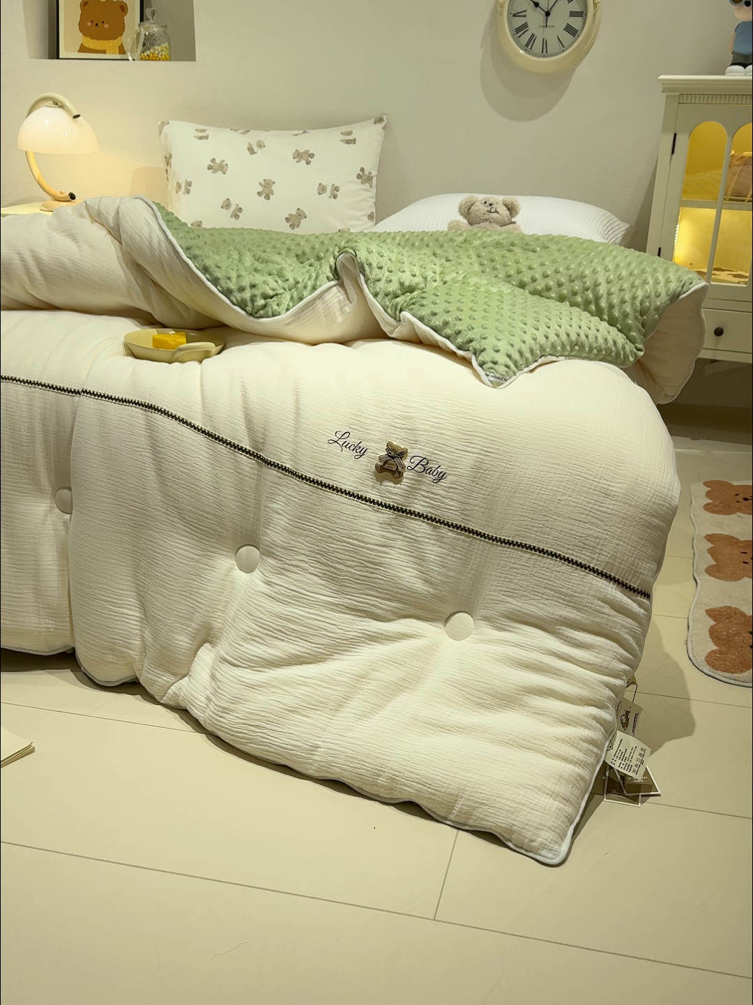91家纺网 家纺一手货源 找家纺 芯恋家居 2025新款小香风A类母婴级全棉双层纱宝宝绒豆豆被保暖四季被 小香织带熊-奶白绿