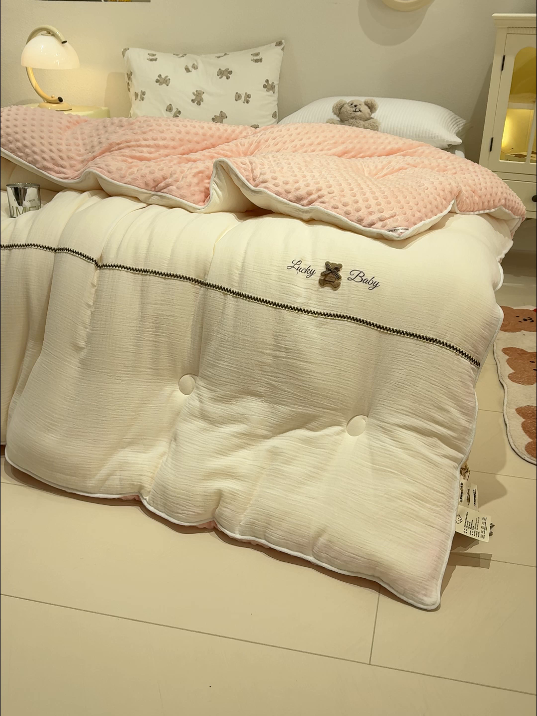 91家纺网 家纺一手货源 找家纺 芯恋家居 2025新款小香风A类母婴级全棉双层纱宝宝绒豆豆被保暖四季被 小香织带熊-奶白粉