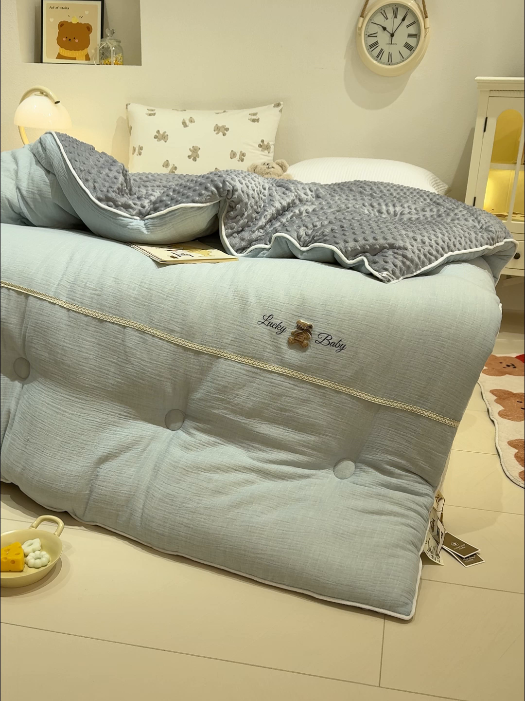 91家纺网 家纺一手货源 找家纺 芯恋家居 2025新款小香风A类母婴级全棉双层纱宝宝绒豆豆被保暖四季被 小香织带熊-蓝灰