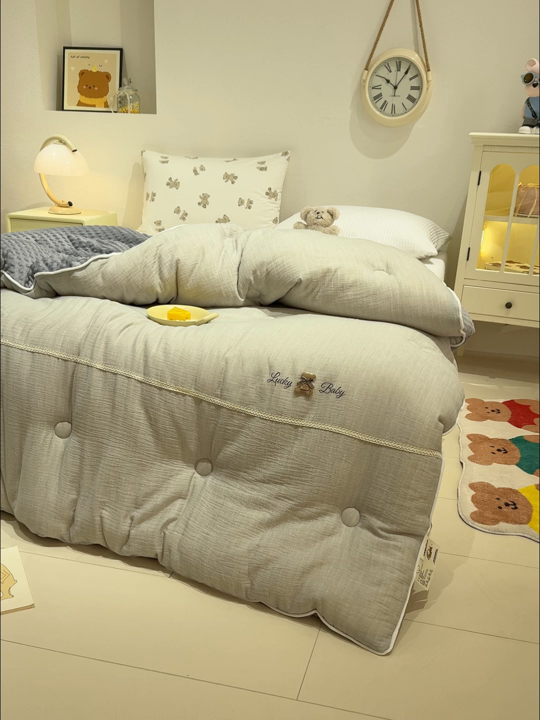 91家纺网 家纺一手货源 找家纺 芯恋家居 2025新款小香风A类母婴级全棉双层纱宝宝绒豆豆被保暖四季被 小香织带熊-雾霾灰