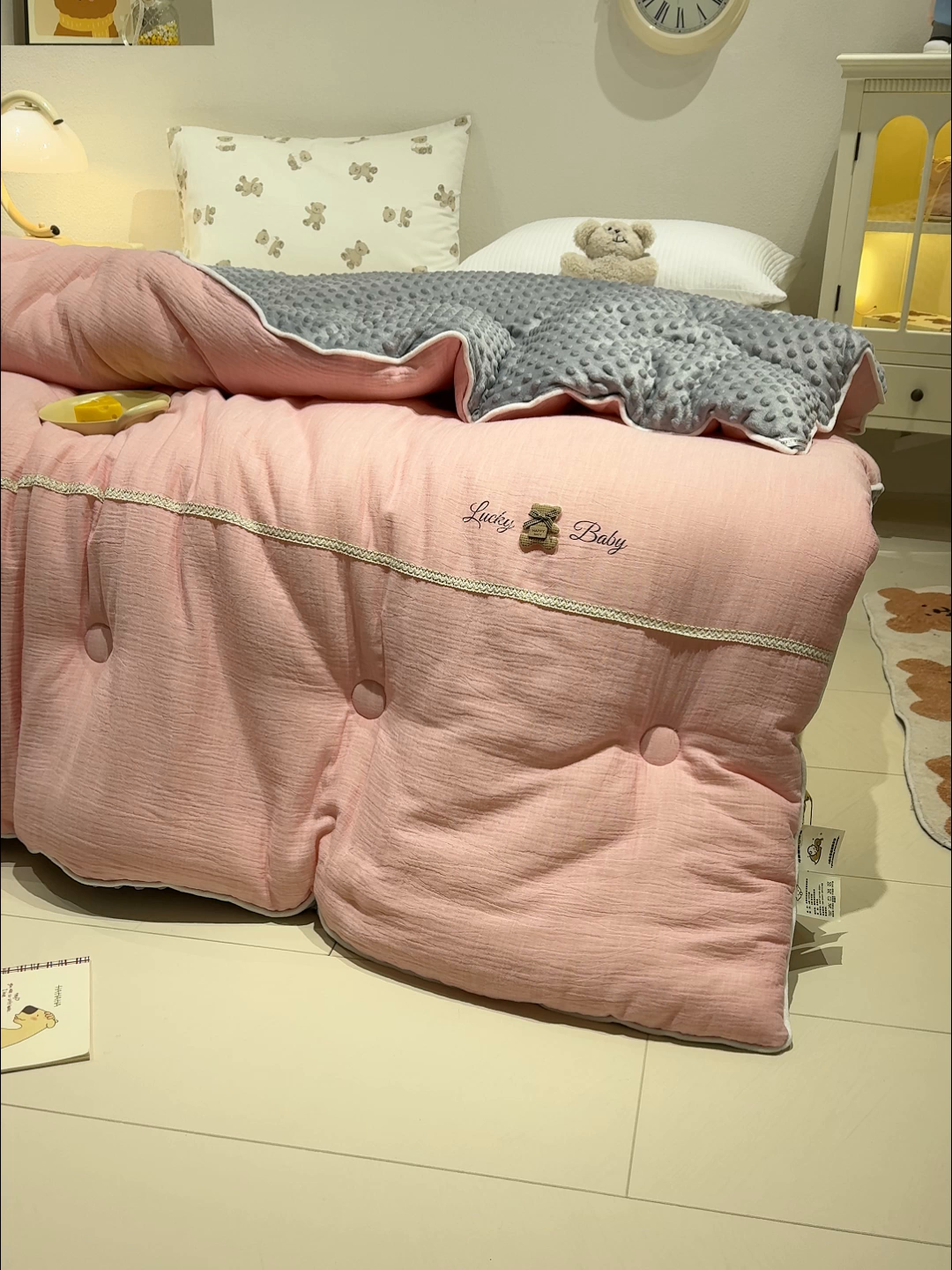 91家纺网 家纺一手货源 找家纺 芯恋家居 2025新款小香风A类母婴级全棉双层纱宝宝绒豆豆被保暖四季被 小香织带熊-粉灰