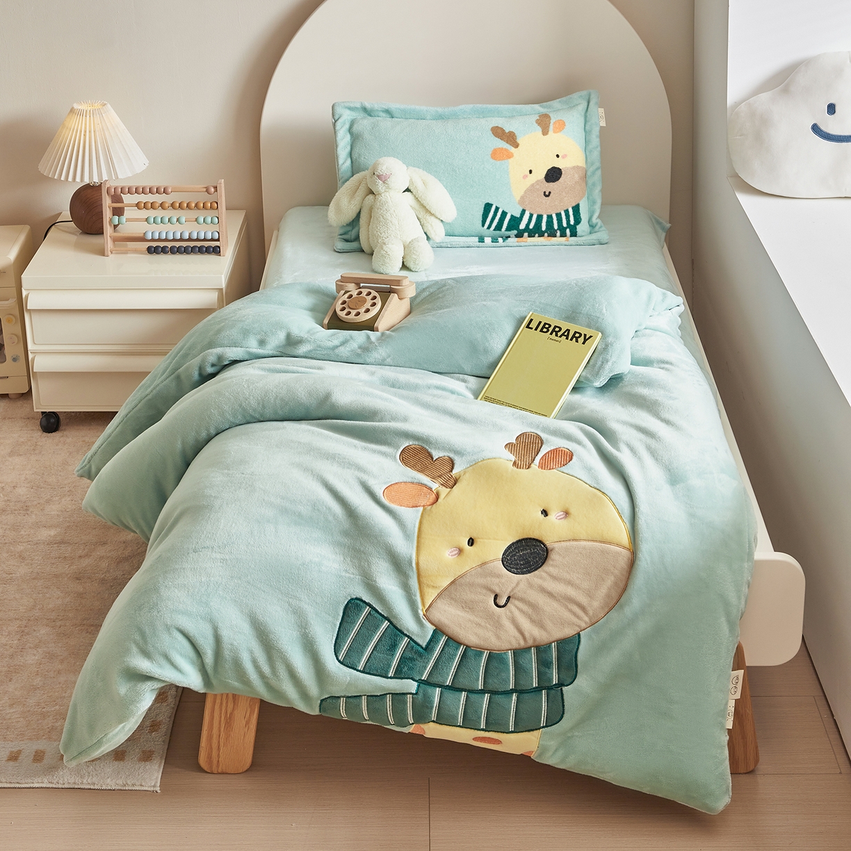 91家纺网 家纺一手货源 找家纺 荷马之梦 2025新款A类牛奶绒贴布绣原创卡通儿童套件幼儿园三件套-围住可爱系列 围巾小鹿