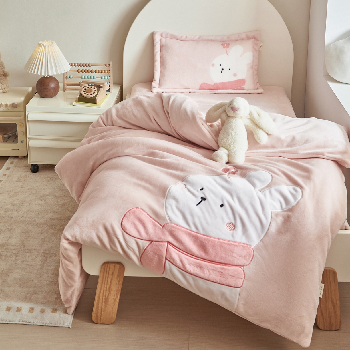 91家纺网 家纺一手货源 找家纺 荷马之梦 2025新款A类牛奶绒贴布绣原创卡通儿童套件幼儿园三件套-围住可爱系列 围巾小兔