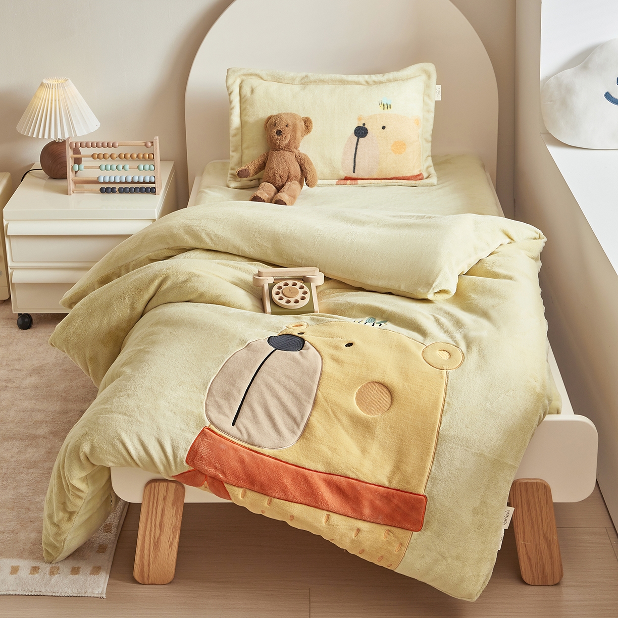 91家纺网 家纺一手货源 找家纺 荷马之梦 2025新款A类牛奶绒贴布绣原创卡通儿童套件幼儿园三件套-围住可爱系列 围巾小熊