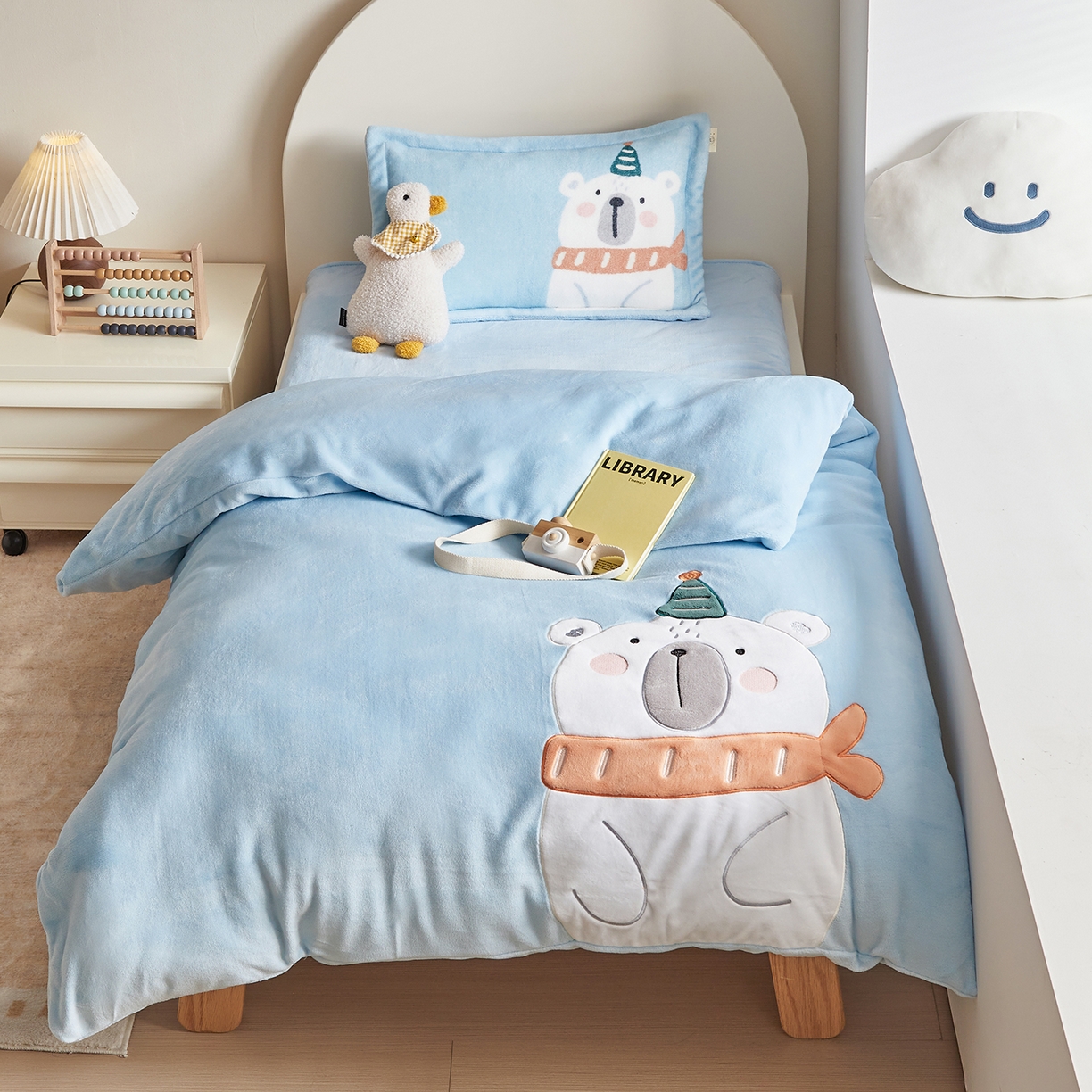 91家纺网 家纺一手货源 找家纺 荷马之梦 2025新款A类牛奶绒贴布绣原创卡通儿童套件幼儿园三件套-围住可爱系列 围巾北极熊