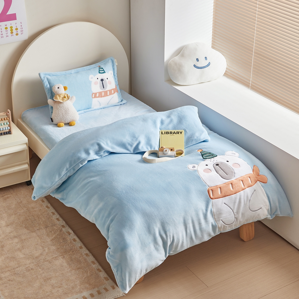 91家纺网 家纺一手货源 找家纺 荷马之梦 2025新款A类牛奶绒贴布绣原创卡通儿童套件幼儿园三件套-围住可爱系列 围巾北极熊