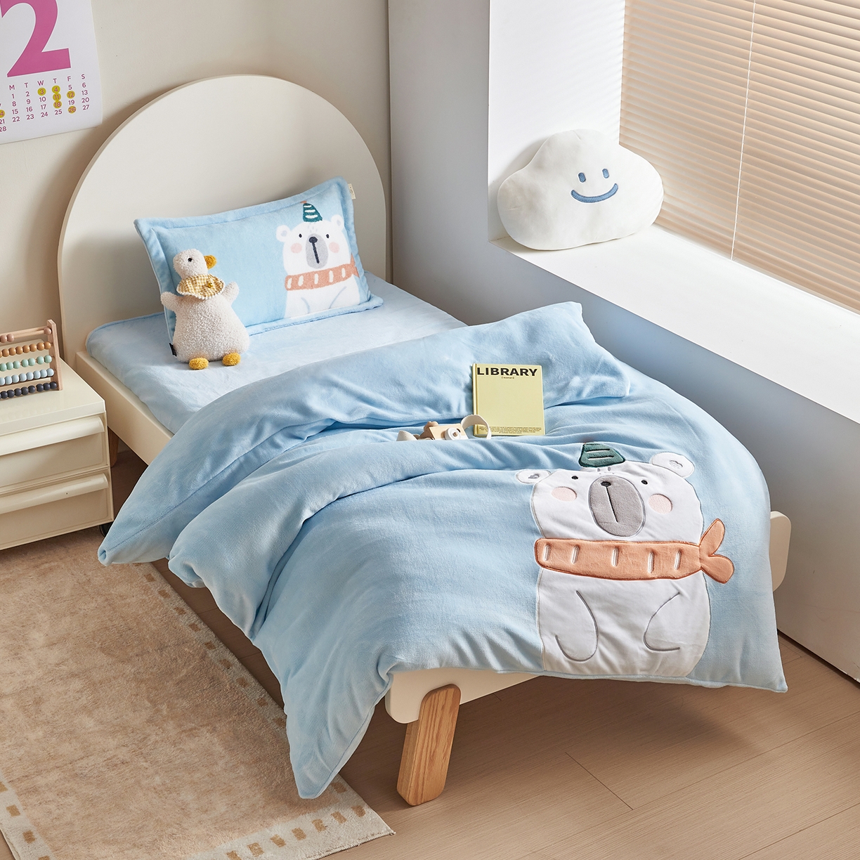 91家纺网 家纺一手货源 找家纺 荷马之梦 2025新款A类牛奶绒贴布绣原创卡通儿童套件幼儿园三件套-围住可爱系列 围巾北极熊