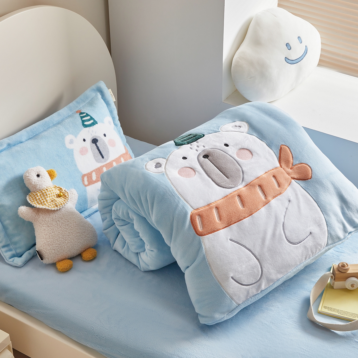 91家纺网 家纺一手货源 找家纺 荷马之梦 2025新款A类牛奶绒贴布绣原创卡通儿童套件幼儿园三件套-围住可爱系列 围巾北极熊