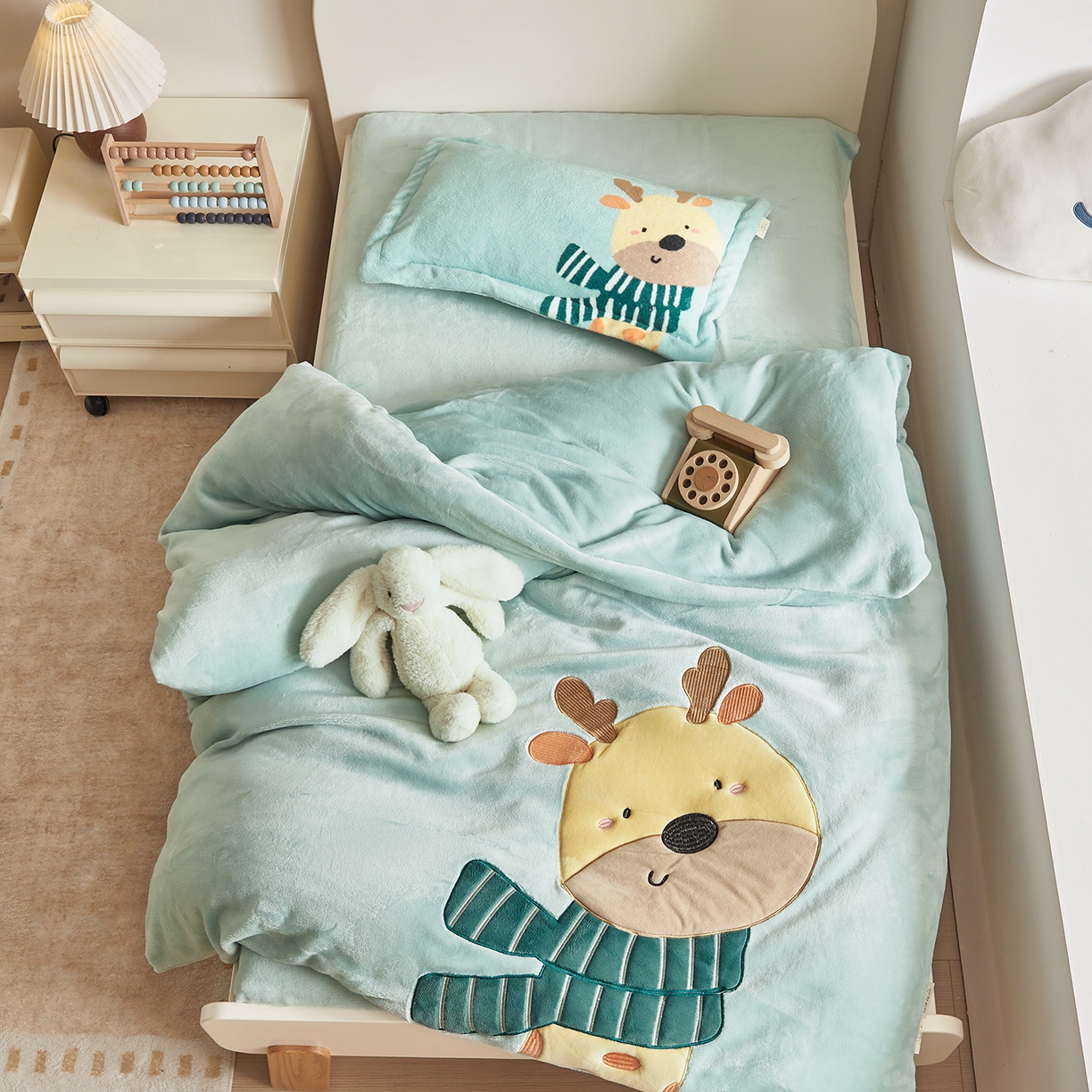 91家纺网 家纺一手货源 找家纺 荷马之梦 2025新款A类牛奶绒贴布绣原创卡通儿童套件幼儿园三件套-围住可爱系列 围巾小鹿