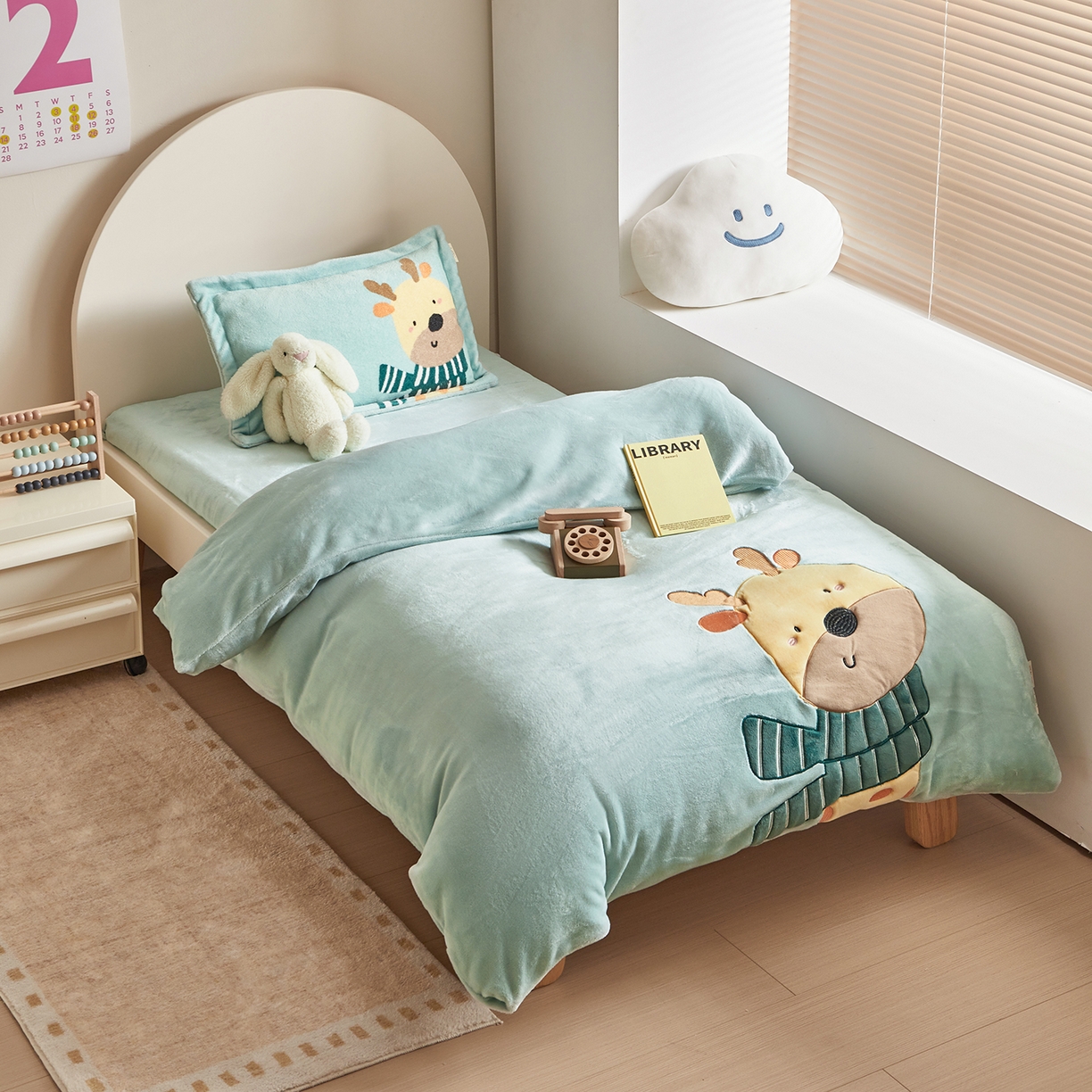 91家纺网 家纺一手货源 找家纺 荷马之梦 2025新款A类牛奶绒贴布绣原创卡通儿童套件幼儿园三件套-围住可爱系列 围巾小鹿