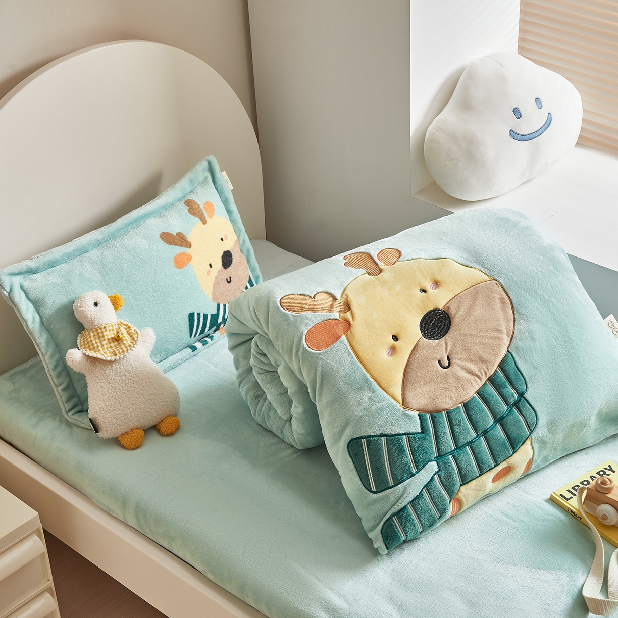 91家纺网 家纺一手货源 找家纺 荷马之梦 2025新款A类牛奶绒贴布绣原创卡通儿童套件幼儿园三件套-围住可爱系列 围巾小鹿