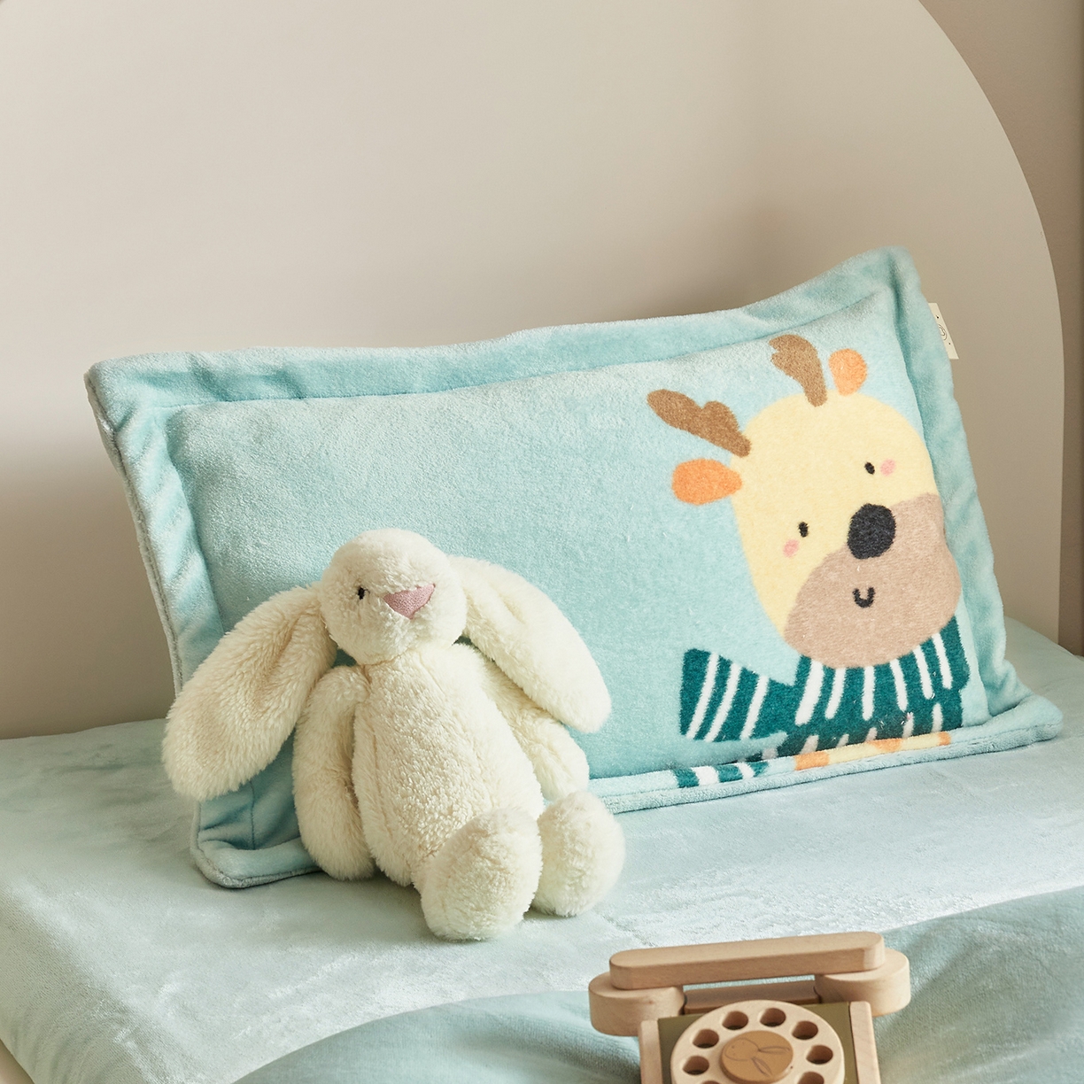 91家纺网 家纺一手货源 找家纺 荷马之梦 2025新款A类牛奶绒贴布绣原创卡通儿童套件幼儿园三件套-围住可爱系列 围巾小鹿