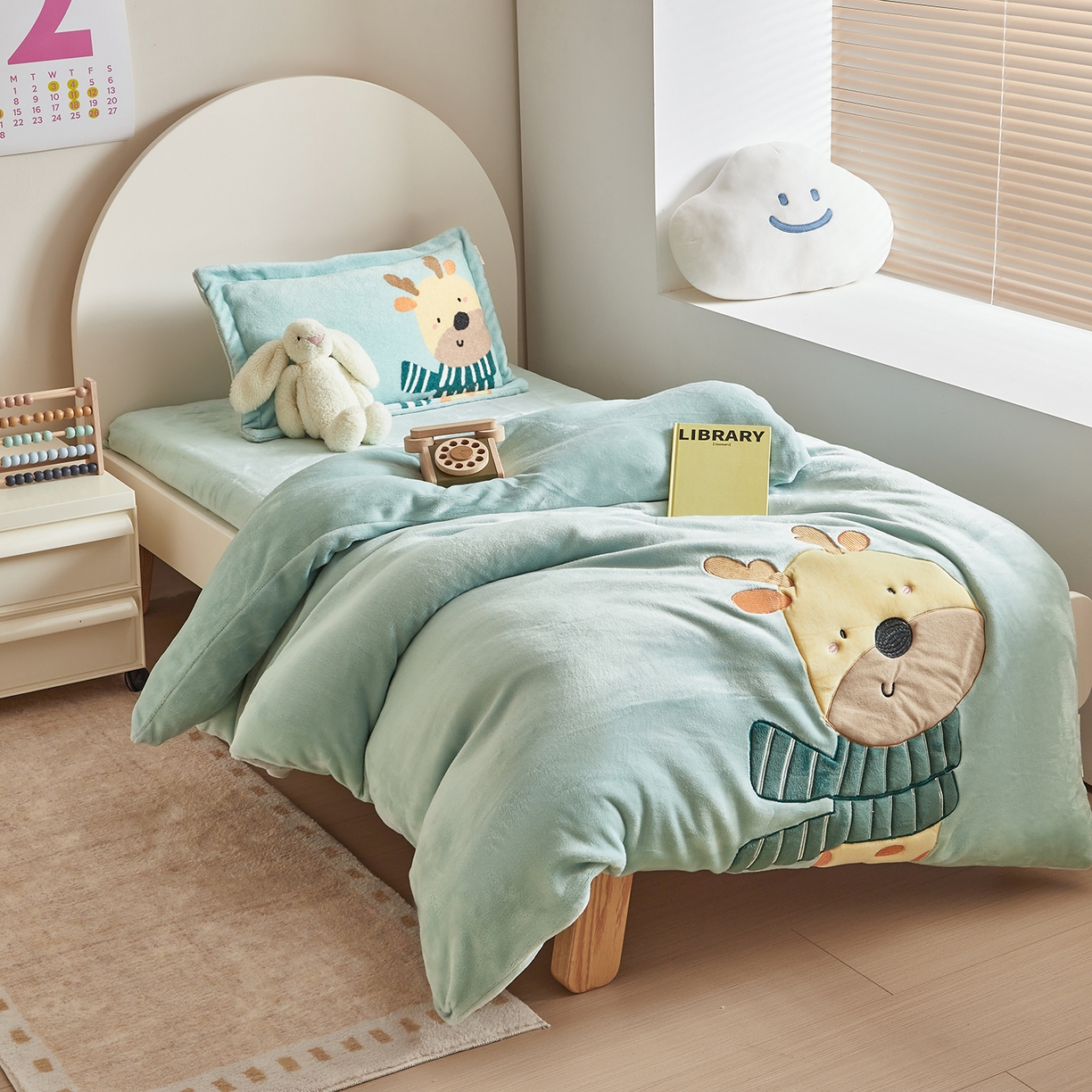 91家纺网 家纺一手货源 找家纺 荷马之梦 2025新款A类牛奶绒贴布绣原创卡通儿童套件幼儿园三件套-围住可爱系列 围巾小鹿