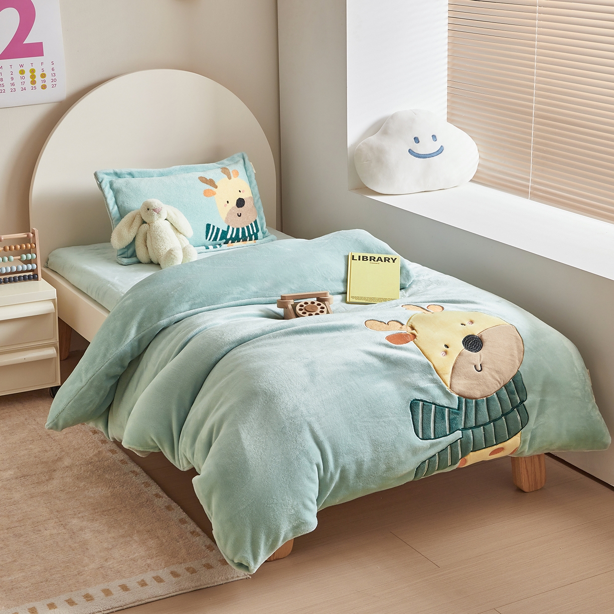 91家纺网 家纺一手货源 找家纺 荷马之梦 2025新款A类牛奶绒贴布绣原创卡通儿童套件幼儿园三件套-围住可爱系列 围巾小鹿