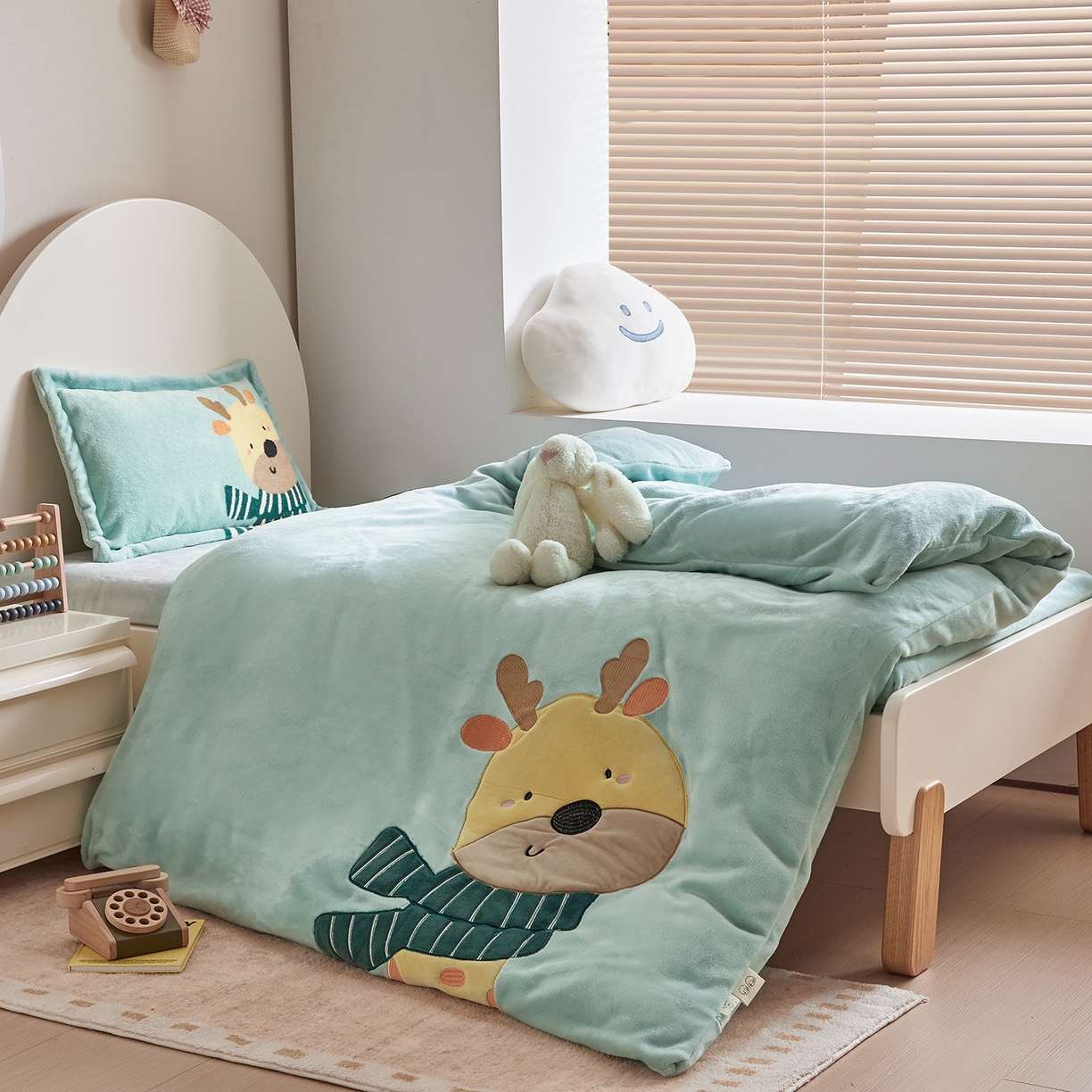 91家纺网 家纺一手货源 找家纺 荷马之梦 2025新款A类牛奶绒贴布绣原创卡通儿童套件幼儿园三件套-围住可爱系列 围巾小鹿