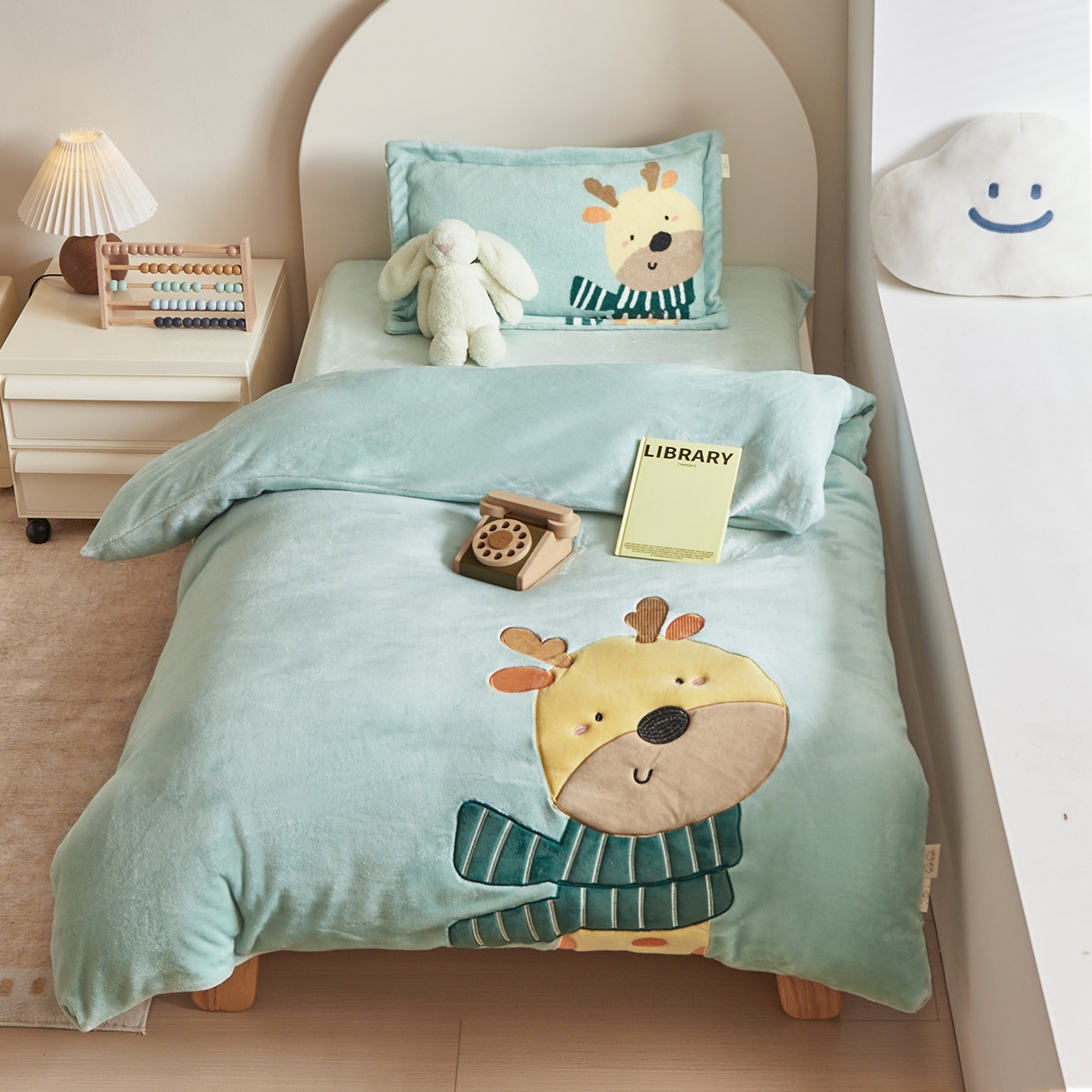 91家纺网 家纺一手货源 找家纺 荷马之梦 2025新款A类牛奶绒贴布绣原创卡通儿童套件幼儿园三件套-围住可爱系列 围巾小鹿