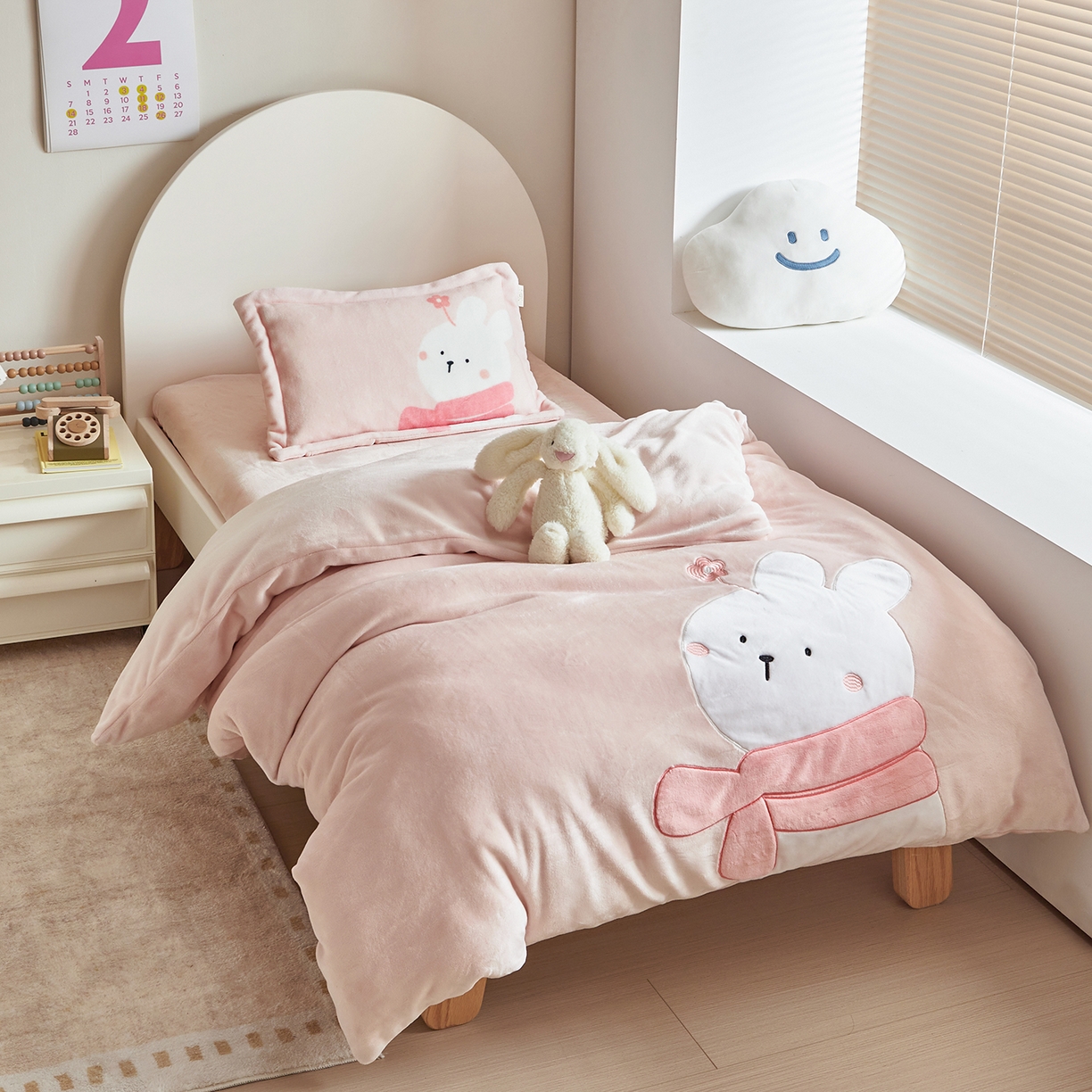 91家纺网 家纺一手货源 找家纺 荷马之梦 2025新款A类牛奶绒贴布绣原创卡通儿童套件幼儿园三件套-围住可爱系列 围巾小兔