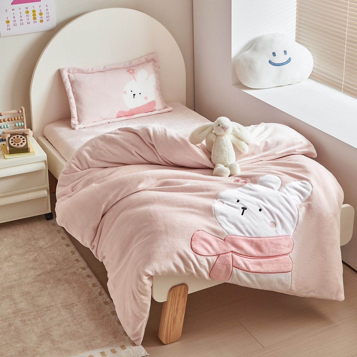 91家纺网 家纺一手货源 找家纺 荷马之梦 2025新款A类牛奶绒贴布绣原创卡通儿童套件幼儿园三件套-围住可爱系列 围巾小兔