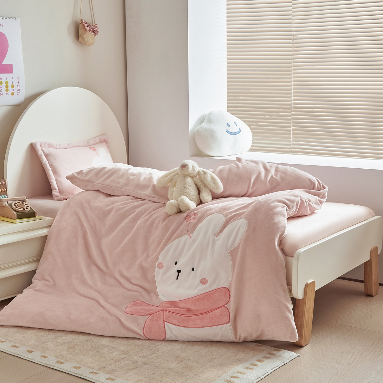 91家纺网 家纺一手货源 找家纺 荷马之梦 2025新款A类牛奶绒贴布绣原创卡通儿童套件幼儿园三件套-围住可爱系列 围巾小兔