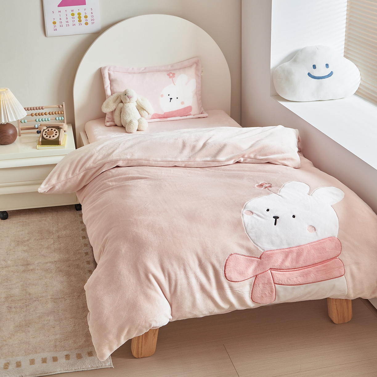 91家纺网 家纺一手货源 找家纺 荷马之梦 2025新款A类牛奶绒贴布绣原创卡通儿童套件幼儿园三件套-围住可爱系列 围巾小兔