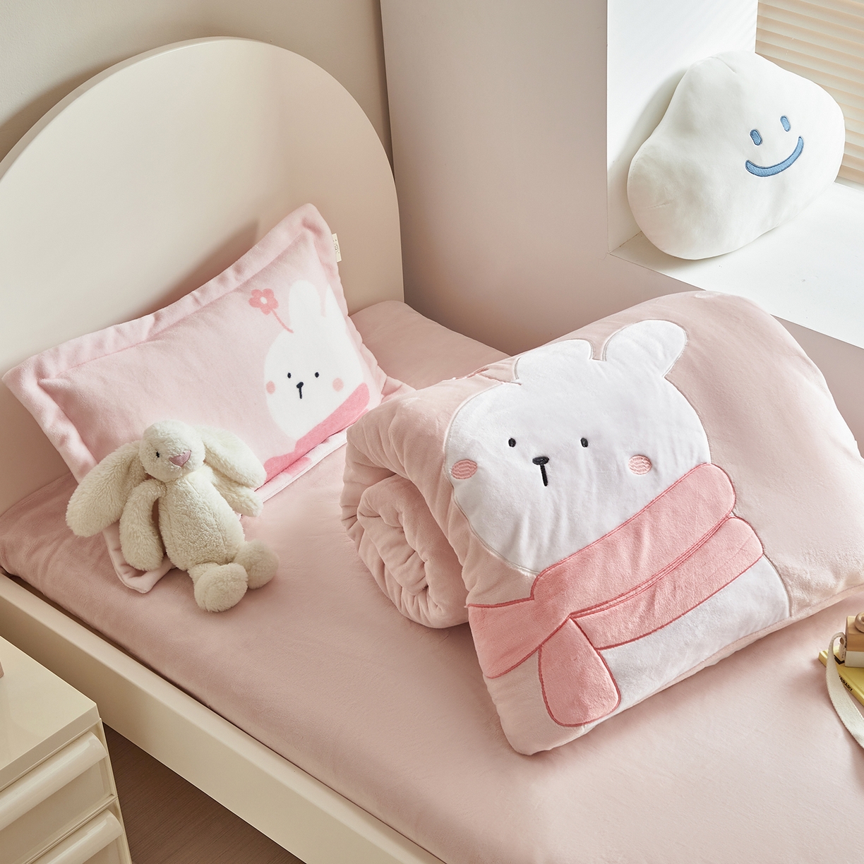 91家纺网 家纺一手货源 找家纺 荷马之梦 2025新款A类牛奶绒贴布绣原创卡通儿童套件幼儿园三件套-围住可爱系列 围巾小兔