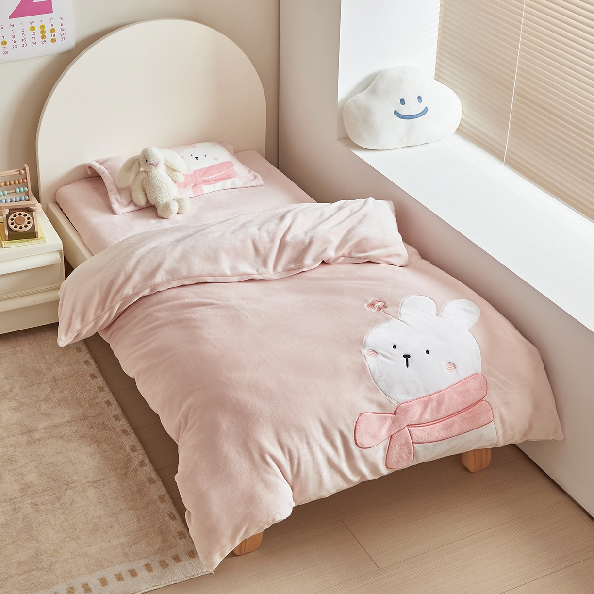 91家纺网 家纺一手货源 找家纺 荷马之梦 2025新款A类牛奶绒贴布绣原创卡通儿童套件幼儿园三件套-围住可爱系列 围巾小兔