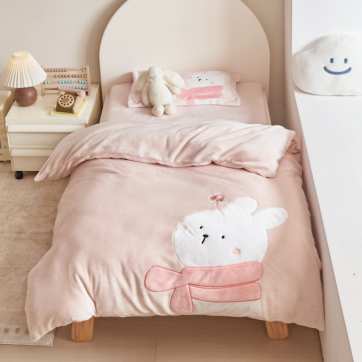 91家纺网 家纺一手货源 找家纺 荷马之梦 2025新款A类牛奶绒贴布绣原创卡通儿童套件幼儿园三件套-围住可爱系列 围巾小兔