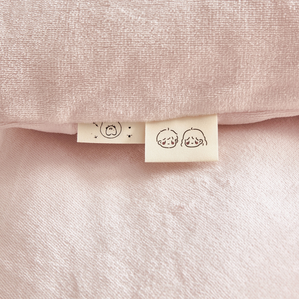 91家纺网 家纺一手货源 找家纺 荷马之梦 2025新款A类牛奶绒贴布绣原创卡通儿童套件幼儿园三件套-围住可爱系列 围巾小兔