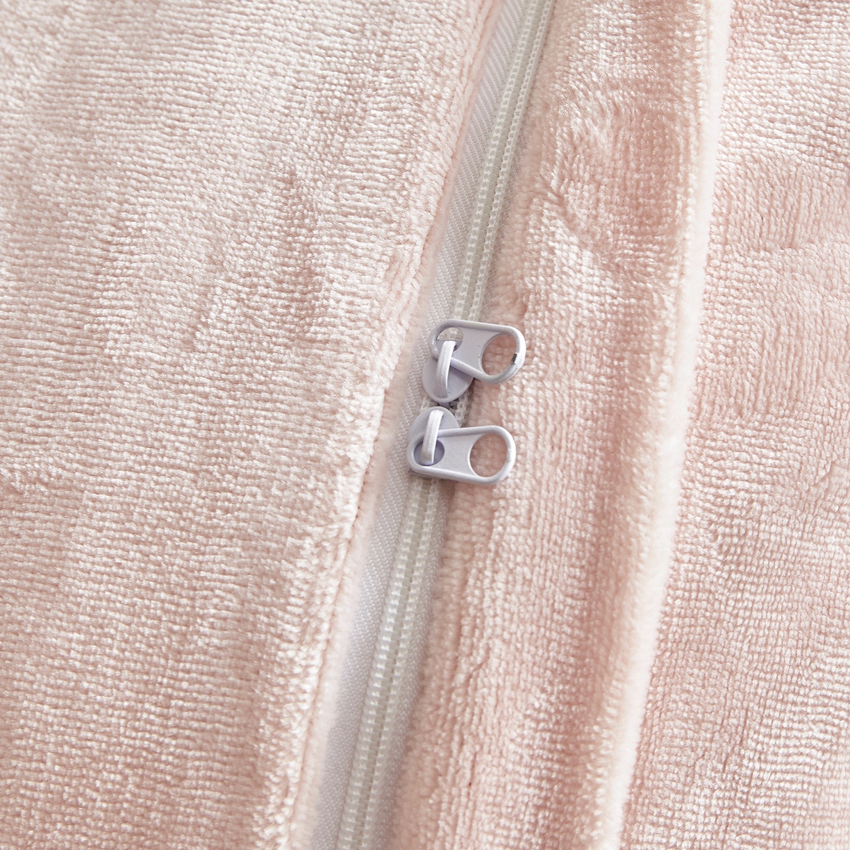 91家纺网 家纺一手货源 找家纺 荷马之梦 2025新款A类牛奶绒贴布绣原创卡通儿童套件幼儿园三件套-围住可爱系列 围巾小兔