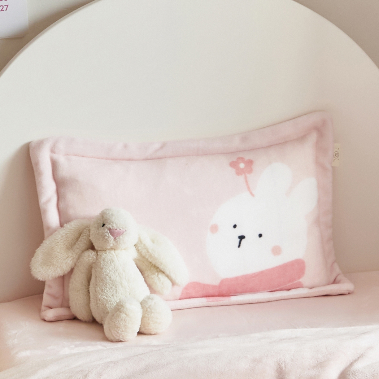 91家纺网 家纺一手货源 找家纺 荷马之梦 2025新款A类牛奶绒贴布绣原创卡通儿童套件幼儿园三件套-围住可爱系列 围巾小兔