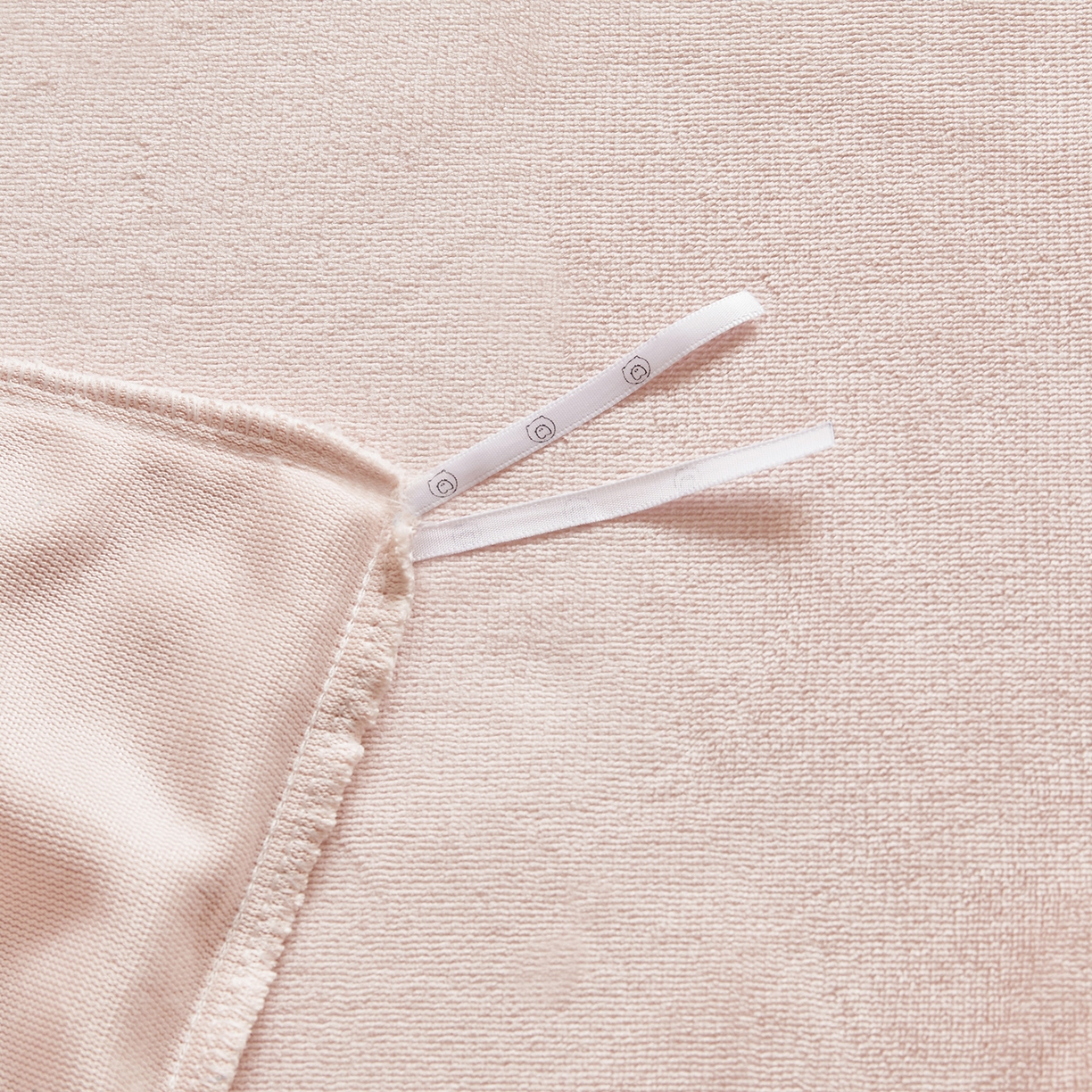 91家纺网 家纺一手货源 找家纺 荷马之梦 2025新款A类牛奶绒贴布绣原创卡通儿童套件幼儿园三件套-围住可爱系列 围巾小兔