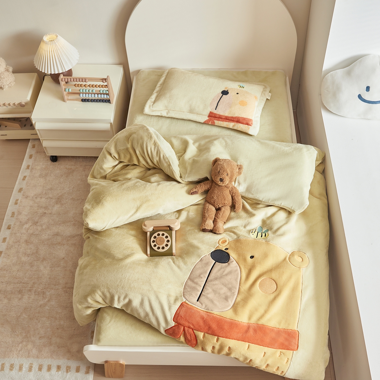 91家纺网 家纺一手货源 找家纺 荷马之梦 2025新款A类牛奶绒贴布绣原创卡通儿童套件幼儿园三件套-围住可爱系列 围巾小熊