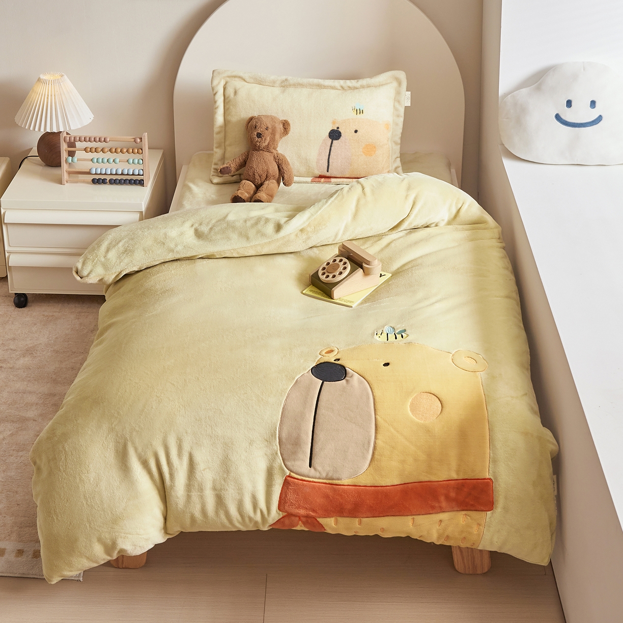 91家纺网 家纺一手货源 找家纺 荷马之梦 2025新款A类牛奶绒贴布绣原创卡通儿童套件幼儿园三件套-围住可爱系列 围巾小熊